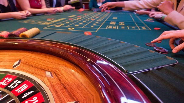 Roulette là một trò chơi trong Casino. Tên của nó là một từ tiếng Pháp có nghĩa là vòng quay bé nhỏ. Trong trò trò chơi này, bạn có thể đặt cược vào một hay nhiều loại cược như chọn con số duy nhất, các nhóm số khác nhau, màu đỏ/đen, số chẵn/lẻ, số cao/thấp. Để xác định kết quả, người điều khiến là Dealer đầu tiên sẽ quay bánh xe. Hãy đến M88 casino trực tuyến để biết thêm thông tin nhé .